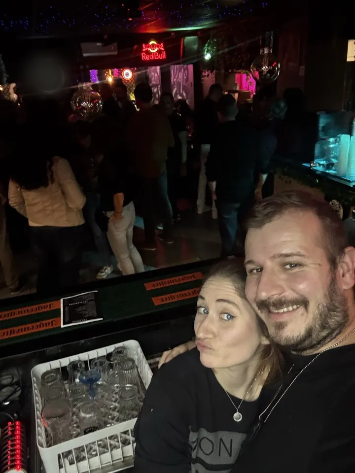 Yohann et Anna derrière le comptoir de leur bar